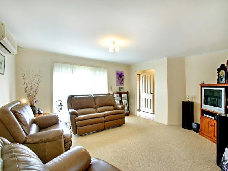 2/17 Carroll Crescent, Mill Park VIC 3082