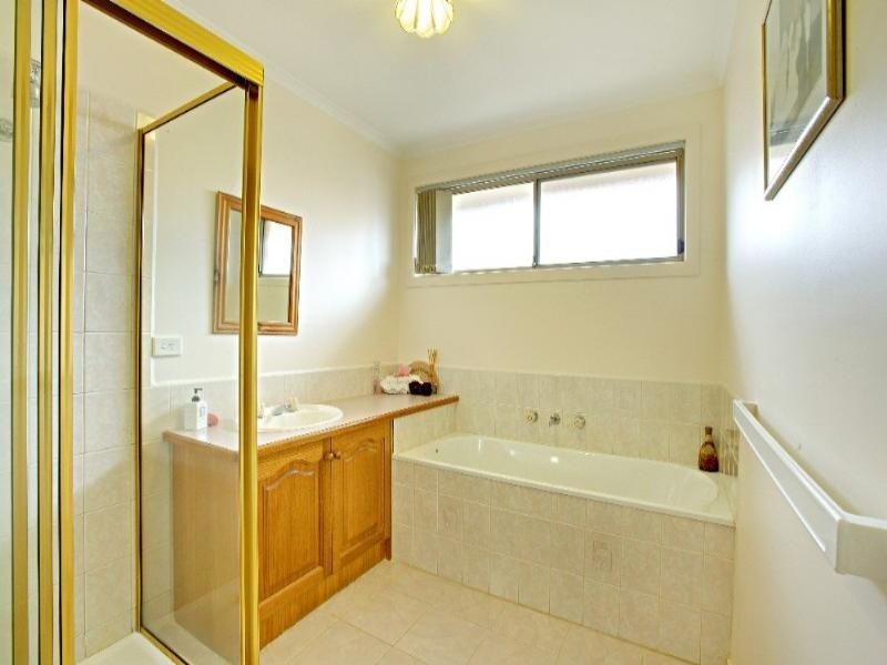 2/17 Carroll Crescent, Mill Park VIC 3082