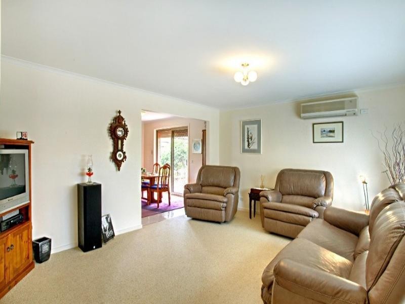 2/17 Carroll Crescent, Mill Park VIC 3082