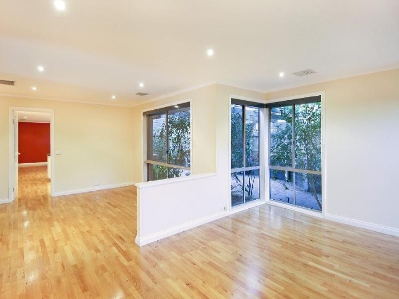 52 Edmund Rice Parade, Watsonia North VIC 3087