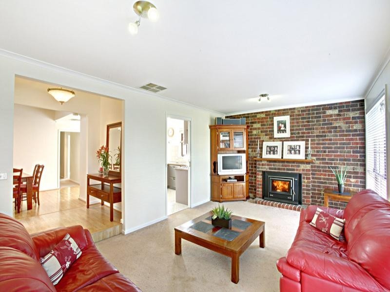 27 Hobson Crescent, Mill Park VIC 3082
