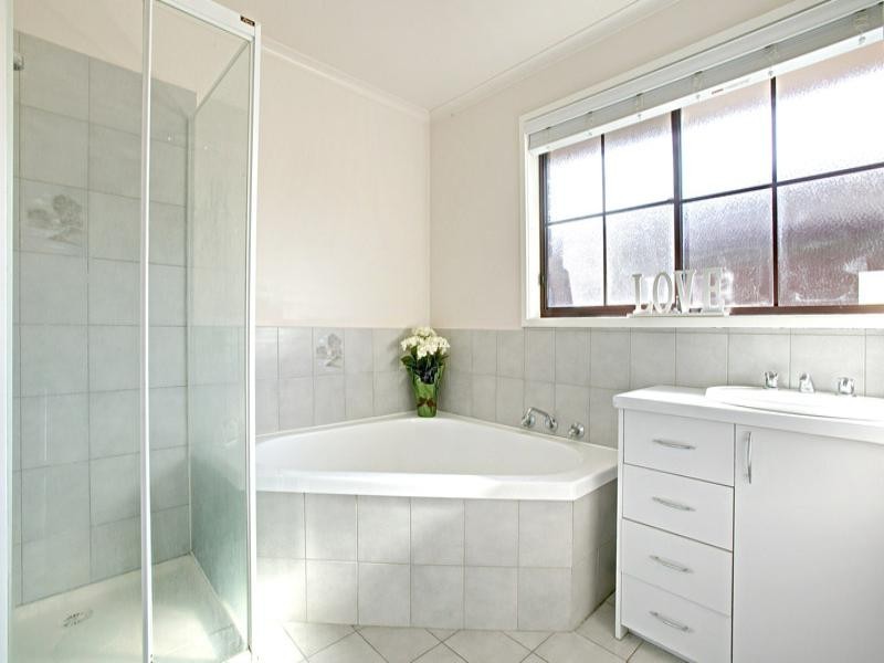 27 Hobson Crescent, Mill Park VIC 3082
