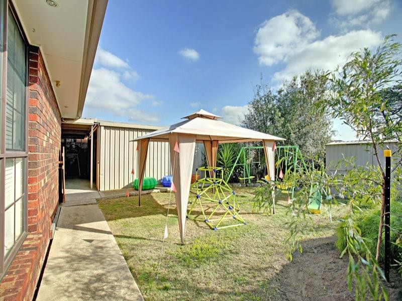27 Hobson Crescent, Mill Park VIC 3082