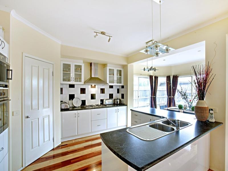 5 Garden Grove Drive, Mill Park VIC 3082