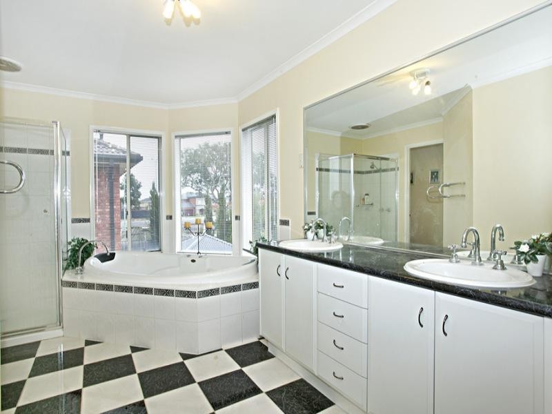 5 Garden Grove Drive, Mill Park VIC 3082