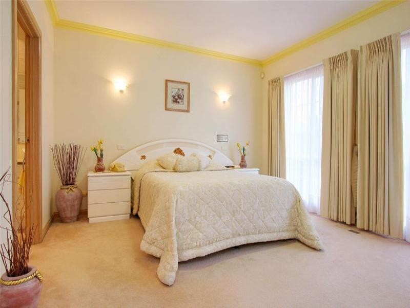 15 Eucalypt Drive, Mill Park VIC 3082