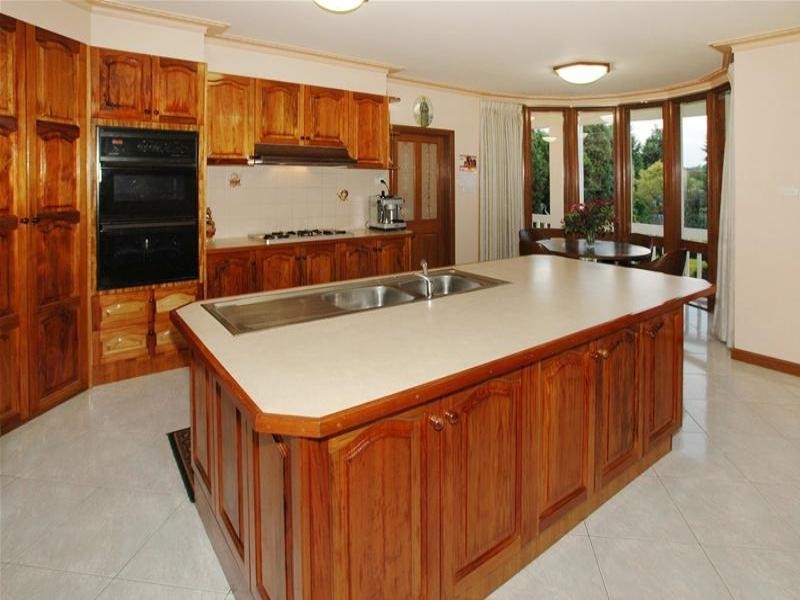 18 Binnak Drive, Watsonia North VIC 3087