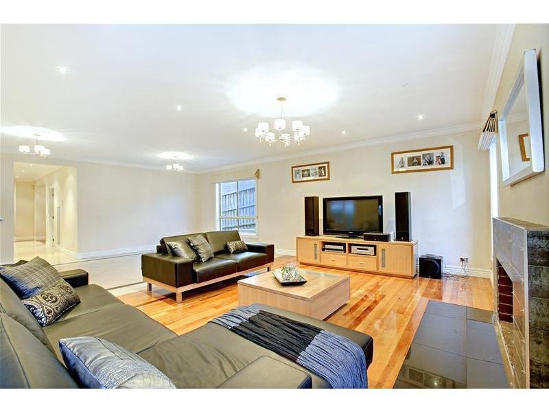 11 Skyline Drive, South Morang VIC 3752