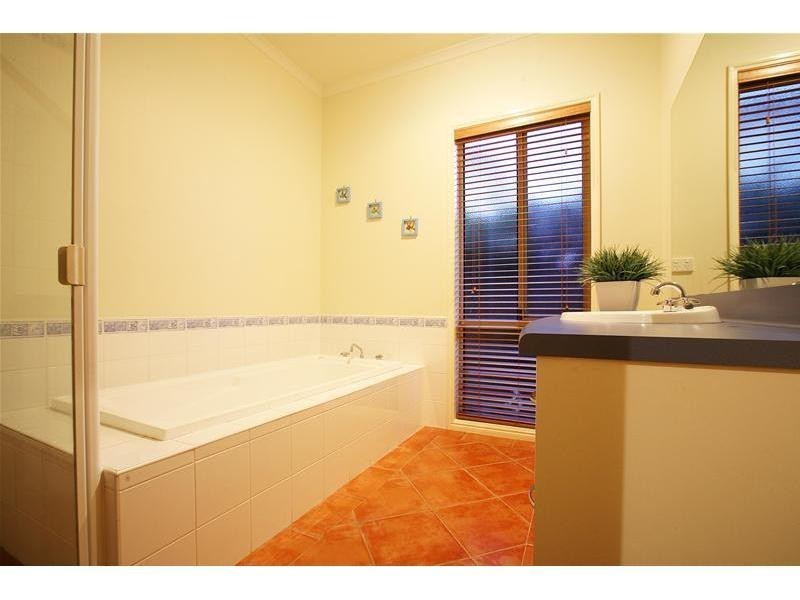 54 Wagstaff Drive, Mill Park VIC 3082