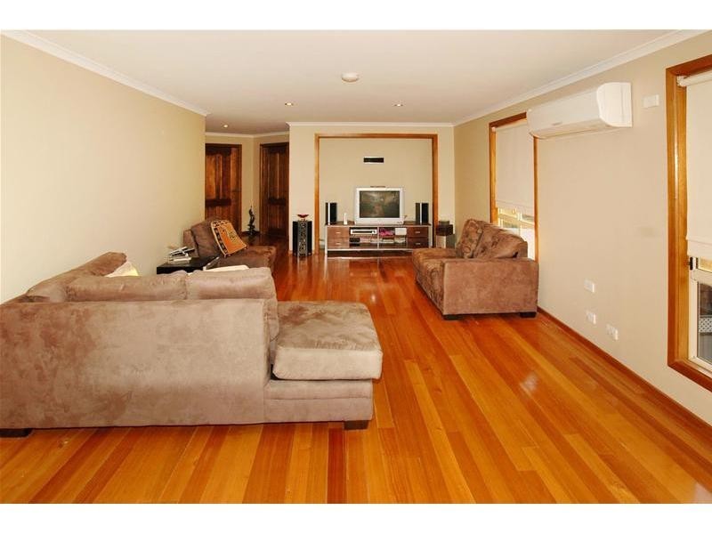 8 Cabernet Crescent, Bundoora VIC 3083