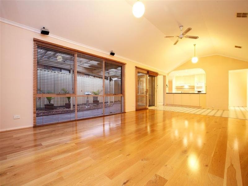 1 Lady Penrhyn Avenue, Mill Park VIC 3082