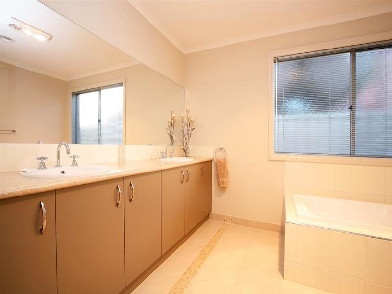 11 Topaz Grove, South Morang VIC 3752