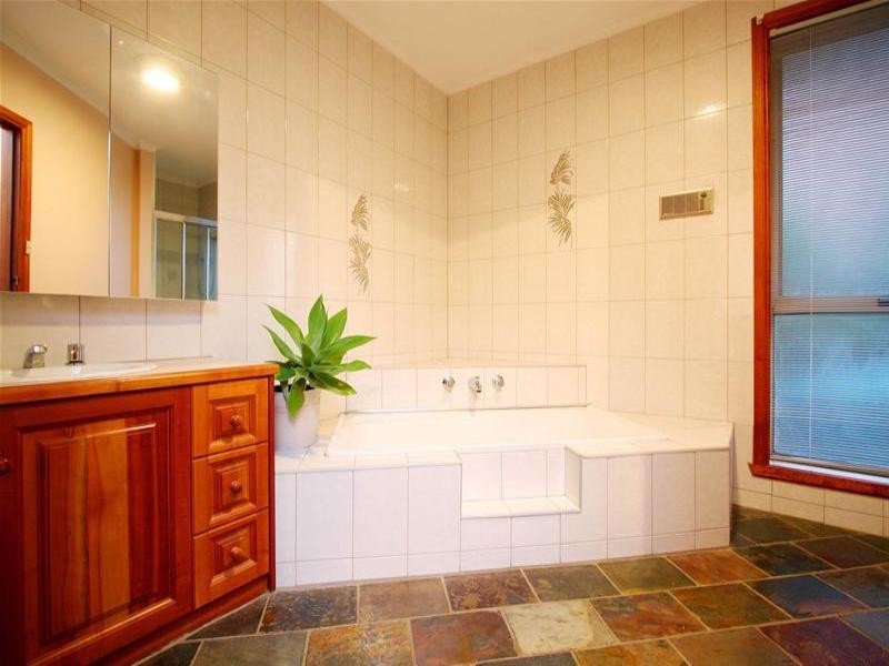 87 Edmund Rice Parade, Watsonia North VIC 3087