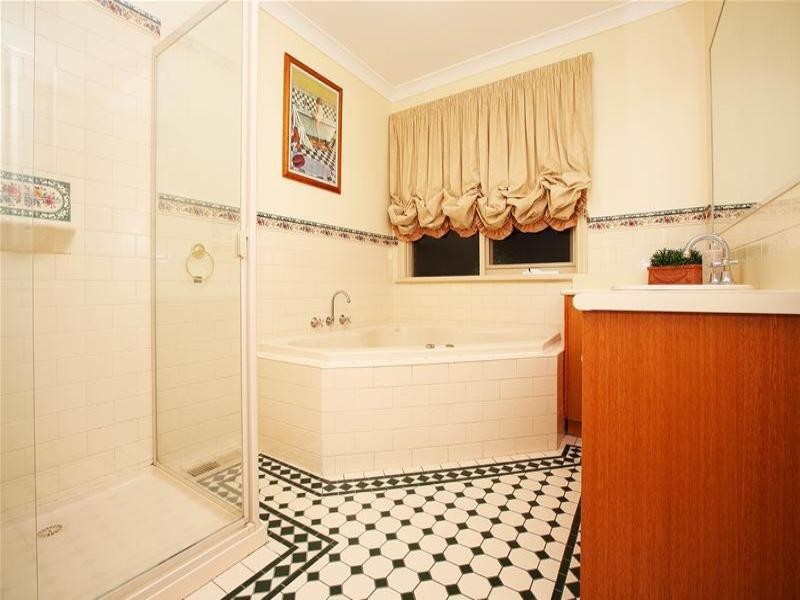 1 Eucalypt Drive, Mill Park VIC 3082