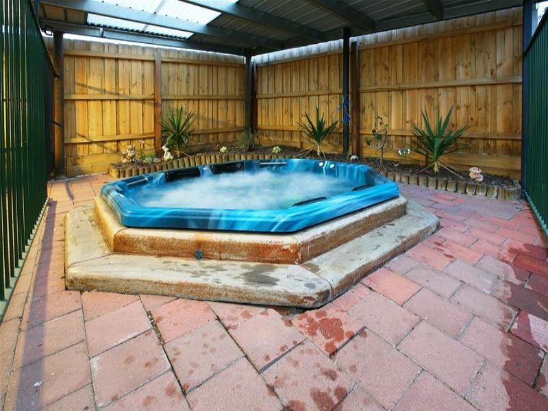 2 Canberra Grove, Lalor VIC 3075