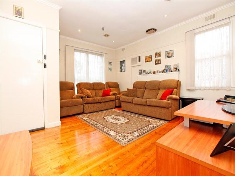 15 Evans Crescent, Reservoir VIC 3073