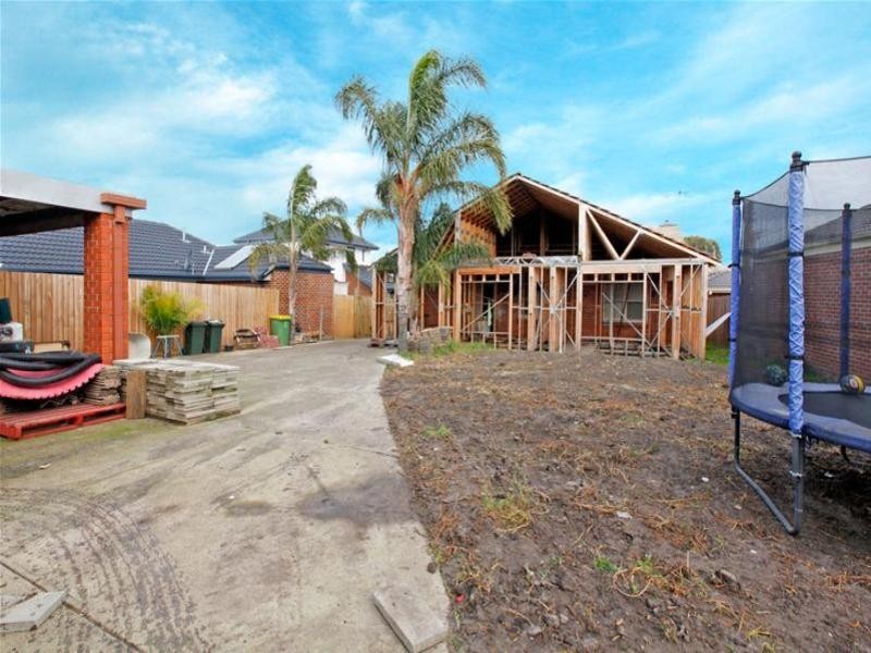 15 Evans Crescent, Reservoir VIC 3073
