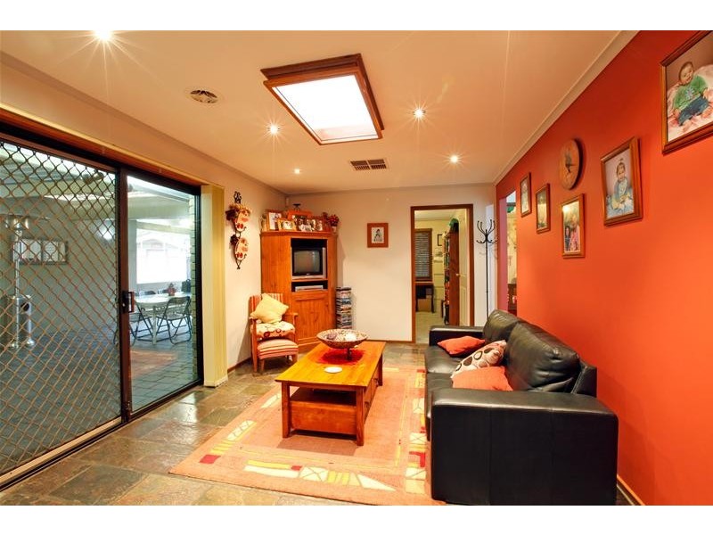 6 Tenterden Place, Mill Park VIC 3082