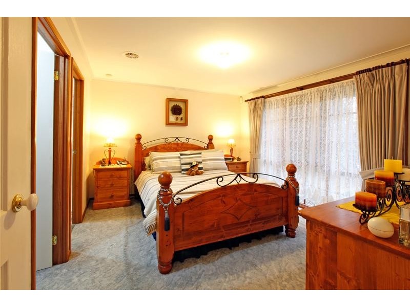 6 Tenterden Place, Mill Park VIC 3082