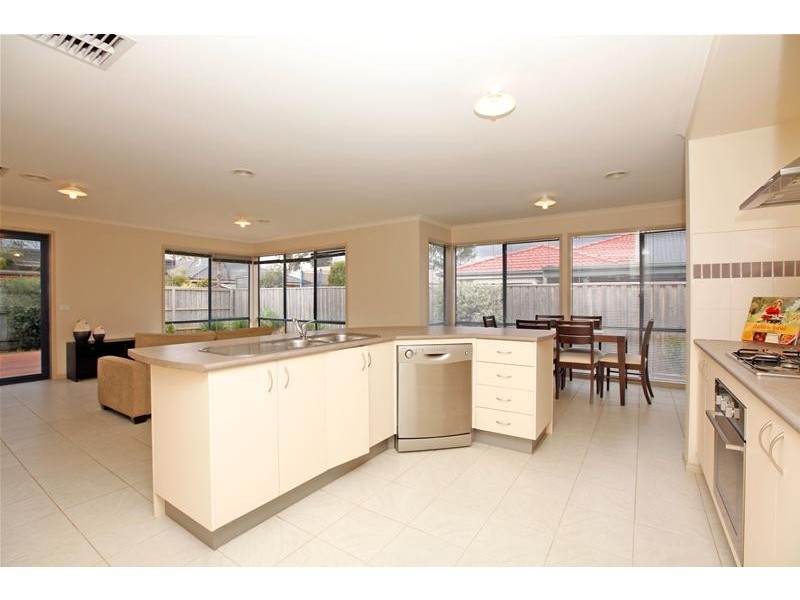 12 Red Oaks Way, South Morang VIC 3752