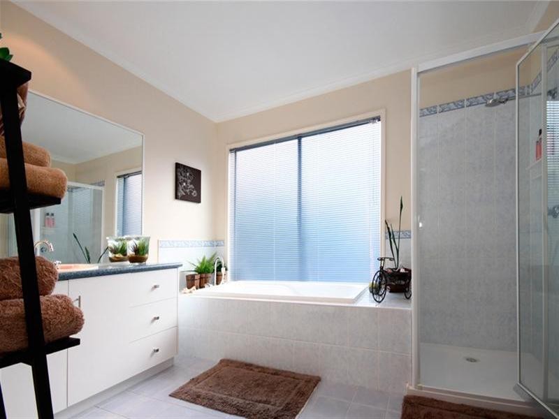 4 Riley Drive, Mill Park VIC 3082