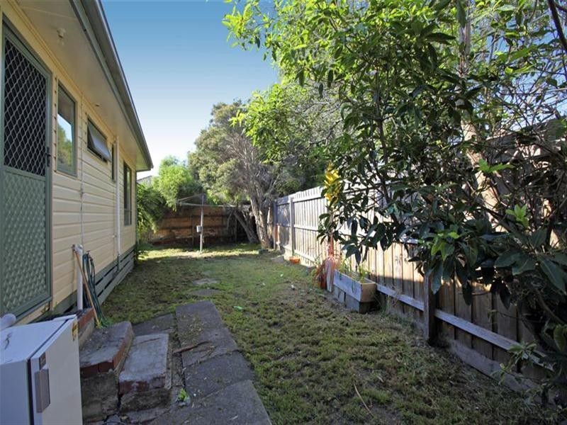 9 Green Avenue, Kingsbury VIC 3083