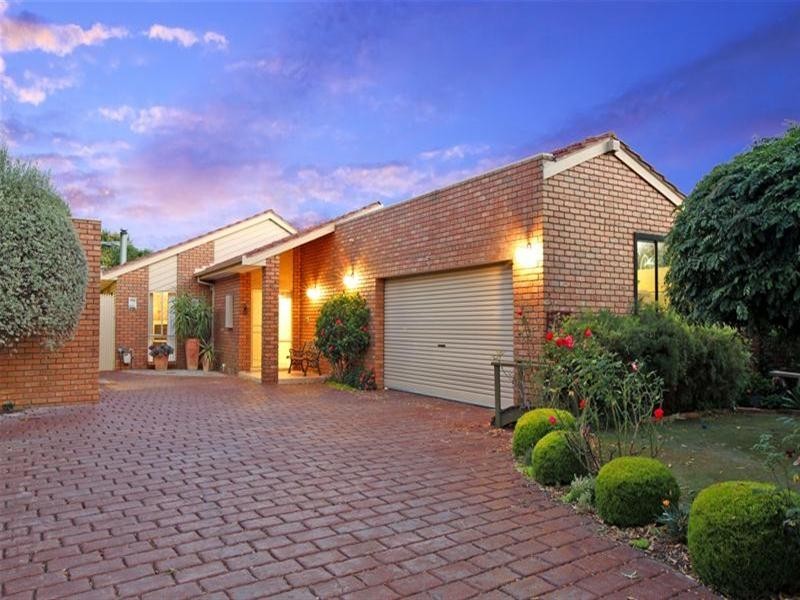 4 Honeysuckle Court, Mill Park VIC 3082