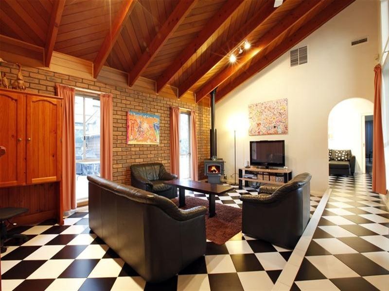 4 Honeysuckle Court, Mill Park VIC 3082