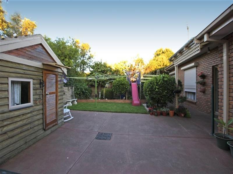 4 Honeysuckle Court, Mill Park VIC 3082