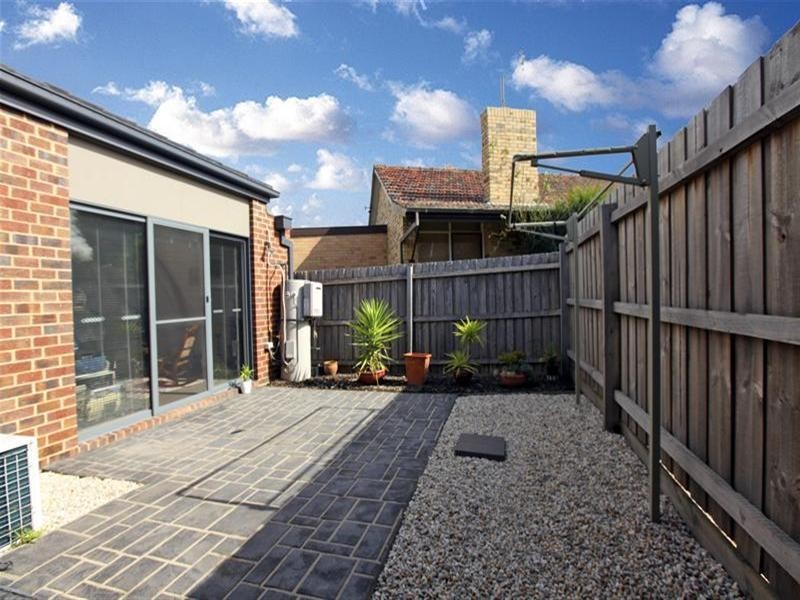 2/37 Cash Street, Kingsbury VIC 3083