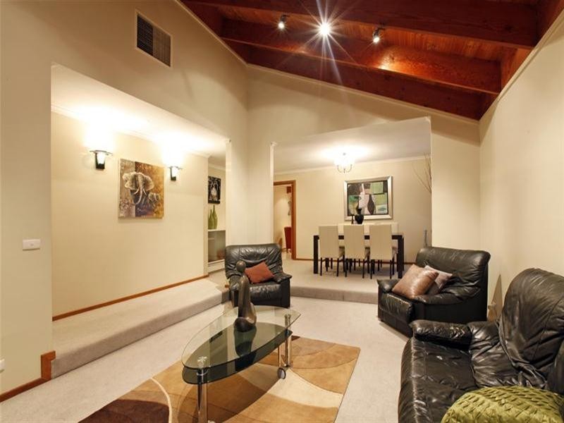 2 Ratcliffe Close, Mill Park VIC 3082