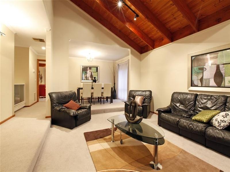 2 Ratcliffe Close, Mill Park VIC 3082