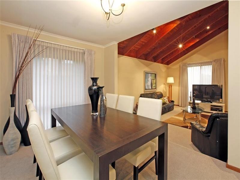 2 Ratcliffe Close, Mill Park VIC 3082