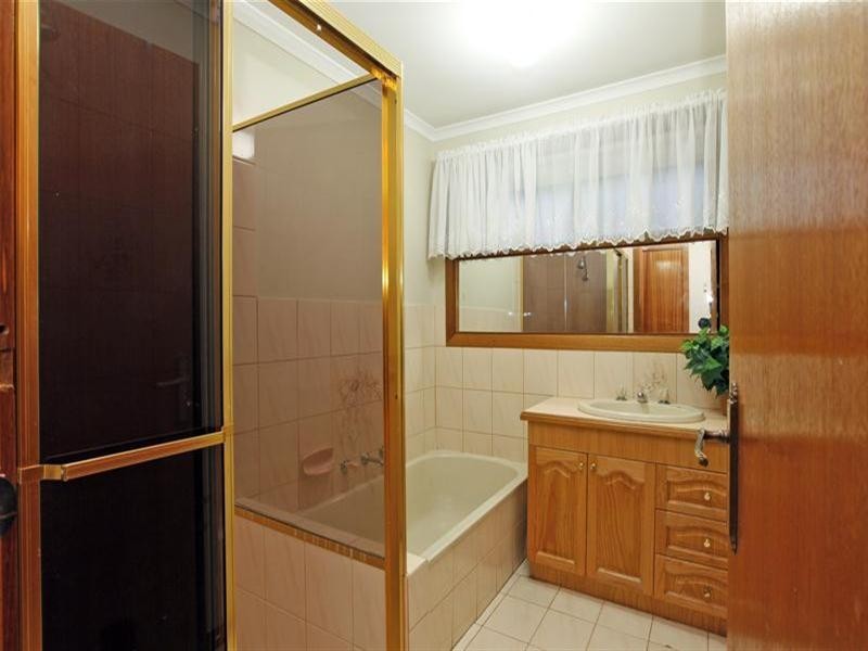 2 Ratcliffe Close, Mill Park VIC 3082