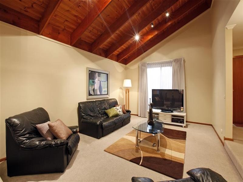2 Ratcliffe Close, Mill Park VIC 3082