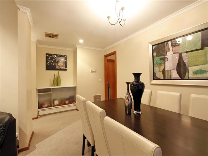 2 Ratcliffe Close, Mill Park VIC 3082