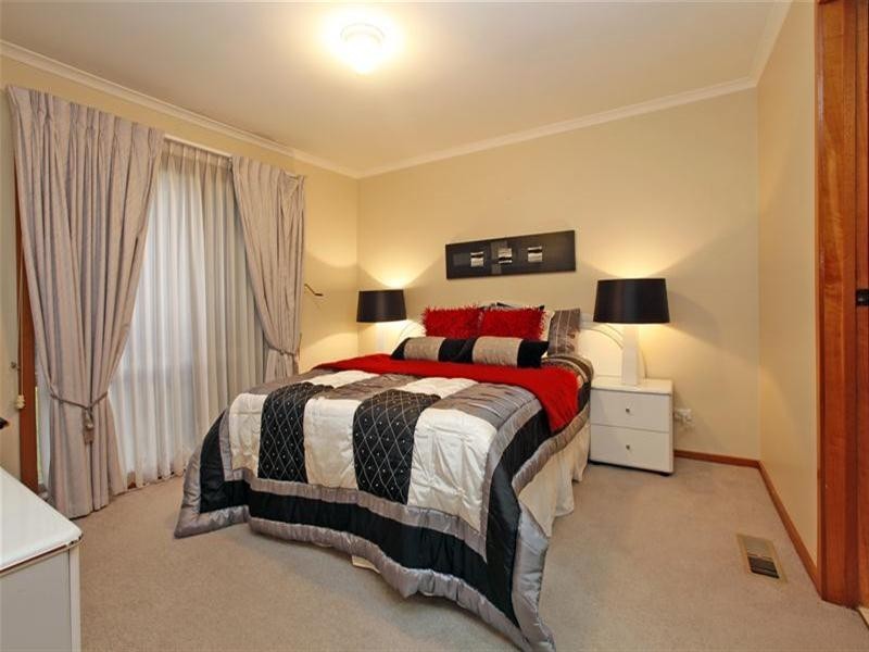 2 Ratcliffe Close, Mill Park VIC 3082