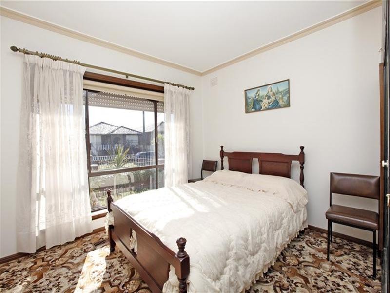 32 Lincoln Drive, Thomastown VIC 3074