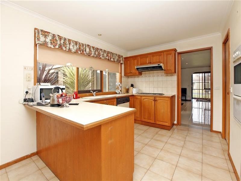 6 Royston Close, Mill Park VIC 3082