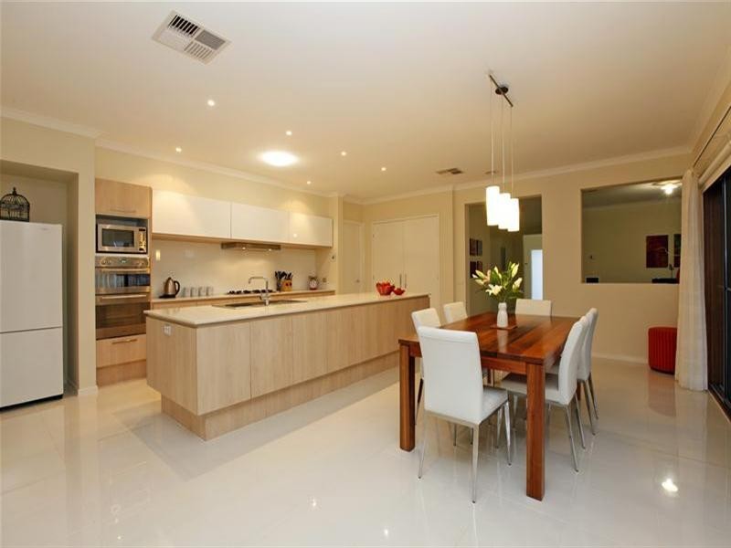 17 Saintly Drive, South Morang VIC 3752