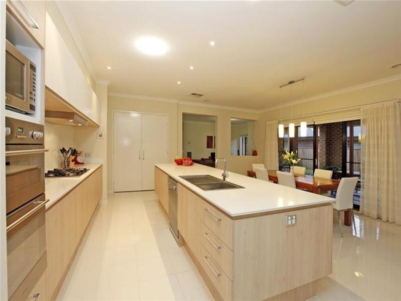 17 Saintly Drive, South Morang VIC 3752