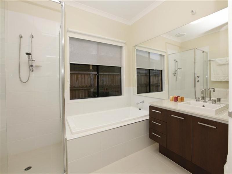 17 Saintly Drive, South Morang VIC 3752