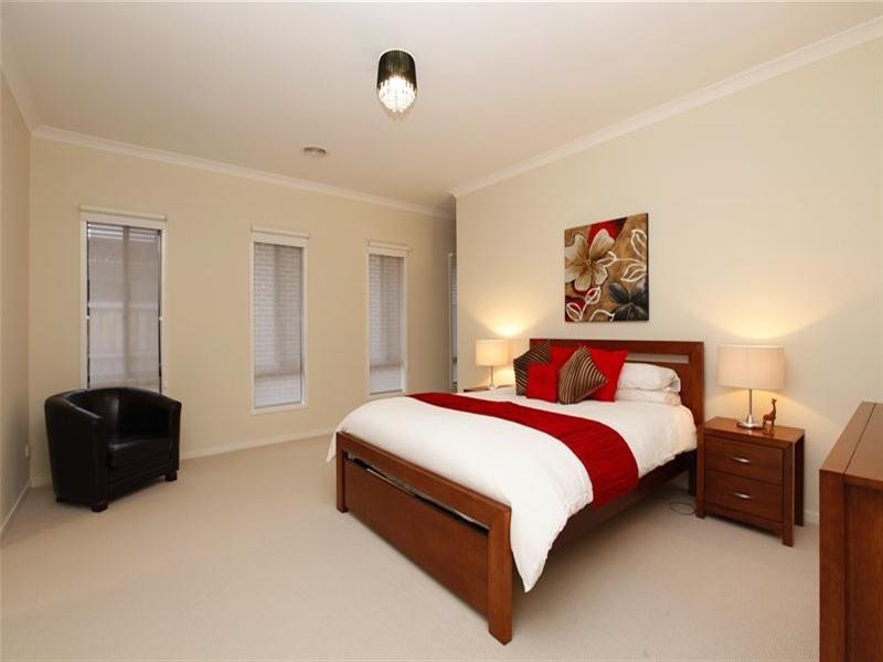 17 Saintly Drive, South Morang VIC 3752