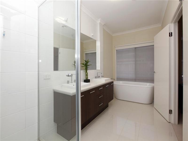 17 Saintly Drive, South Morang VIC 3752