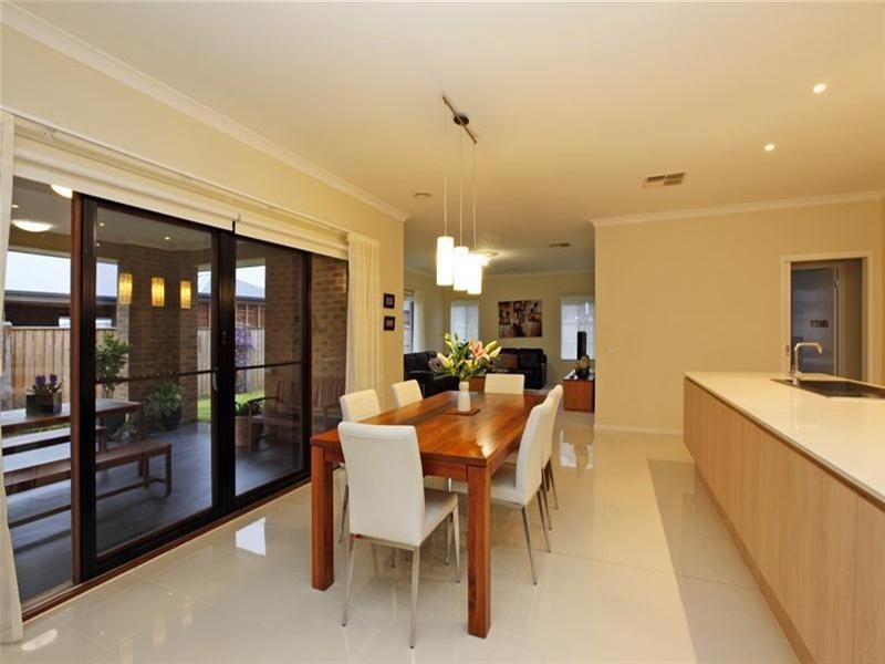 17 Saintly Drive, South Morang VIC 3752