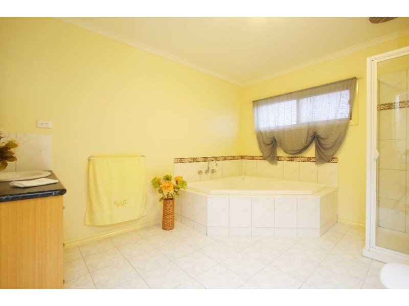 4 Oregon Place, Mill Park VIC 3082