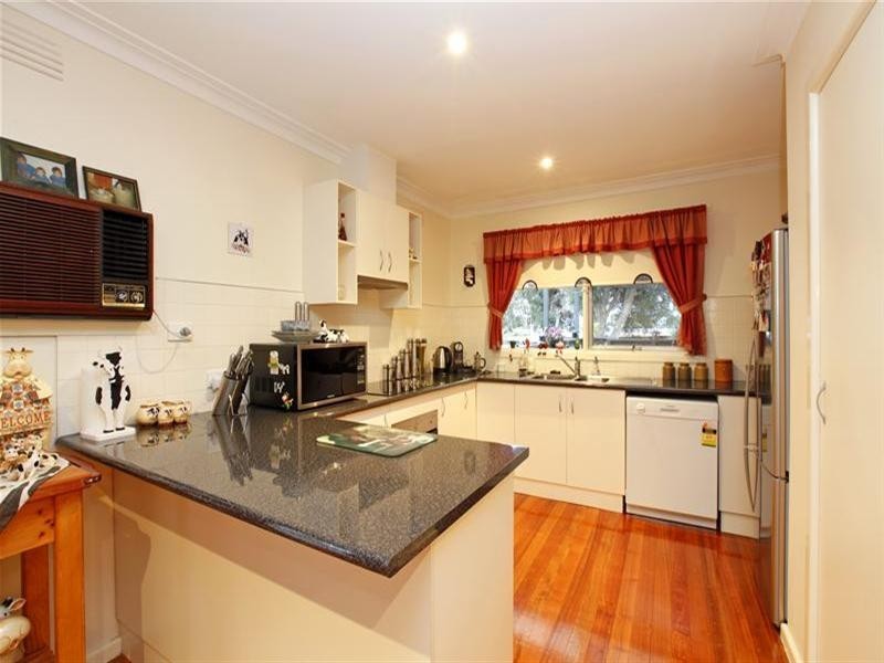 8 Leonard Crescent, Bundoora VIC 3083