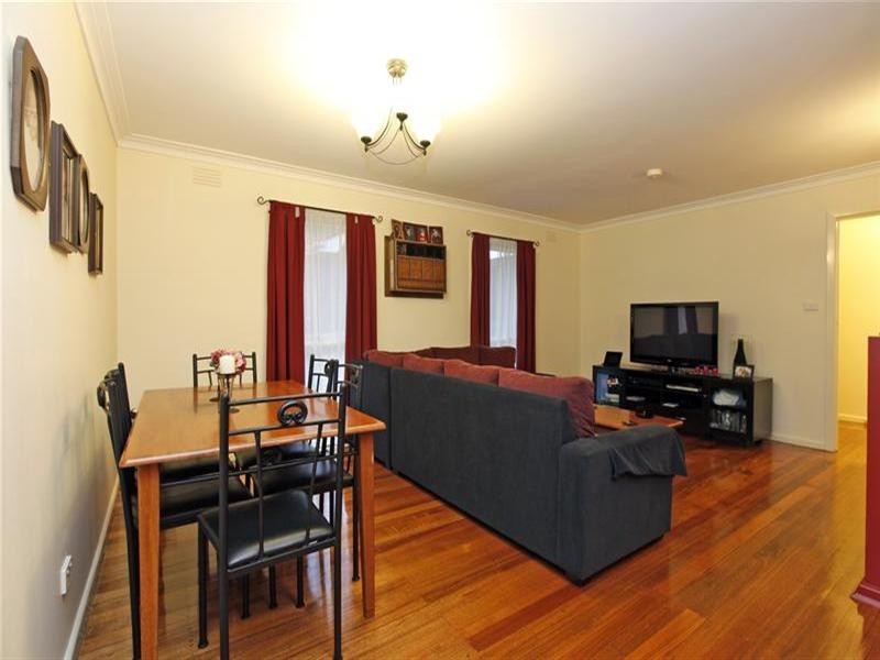 8 Leonard Crescent, Bundoora VIC 3083