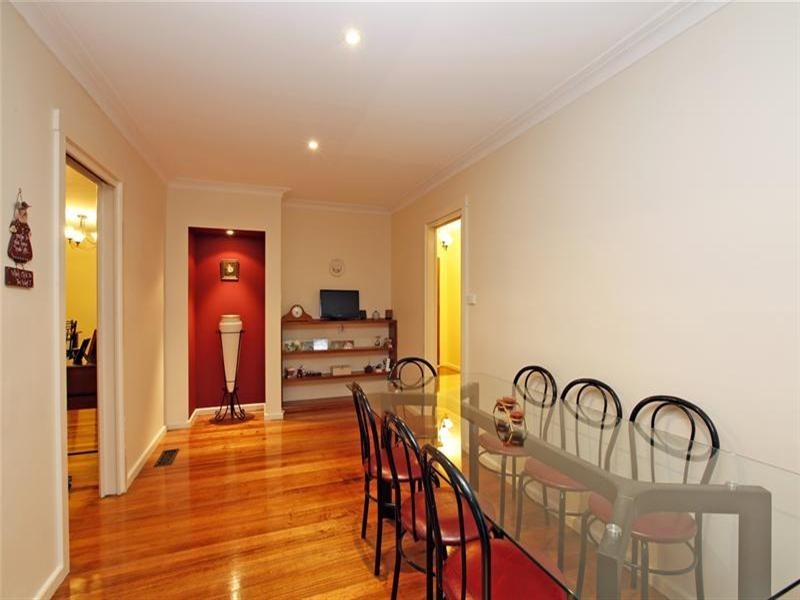 8 Leonard Crescent, Bundoora VIC 3083