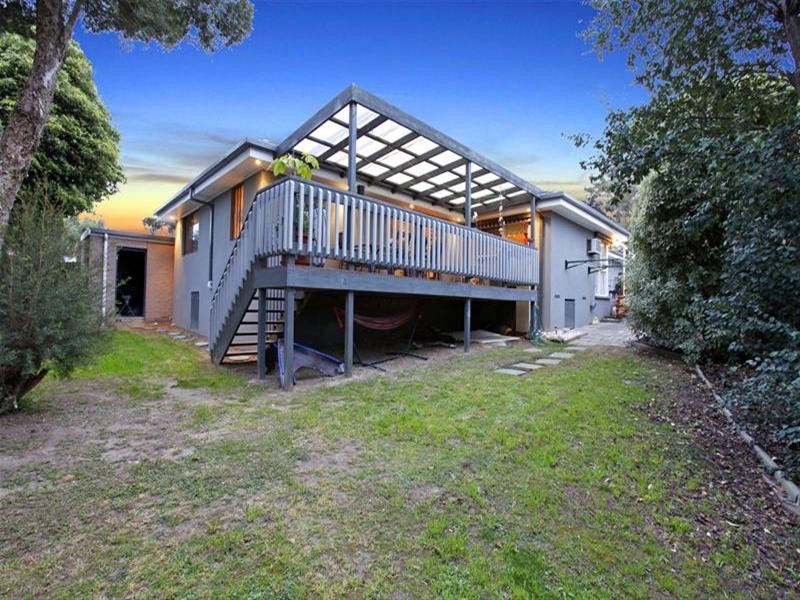 8 Leonard Crescent, Bundoora VIC 3083